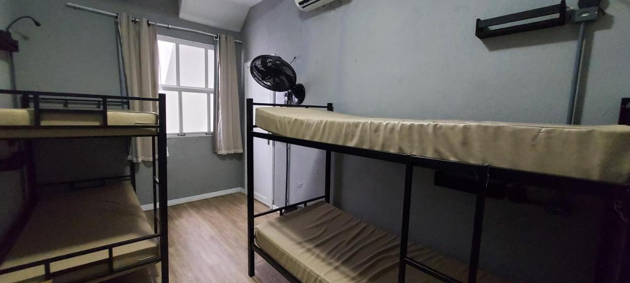 Leblon Hostal *